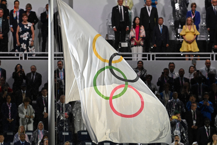 Во время церемонии открытия Олимпиады перевернулся олимпийский флаг