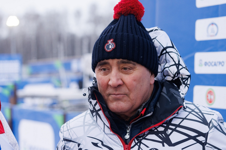 В трансляцию лыжных гонок на Олимпиаде попал Фардиев и люди в куртках Сетевой компании