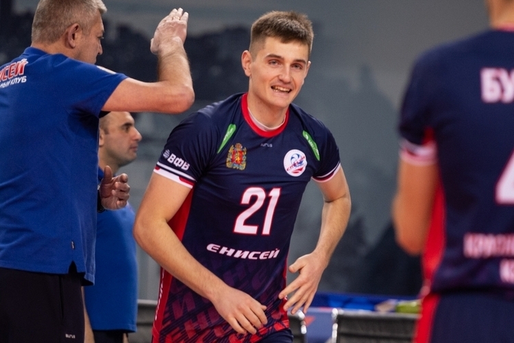 Волейболист «Енисея» играл в теннис на главном корте «Ролан Гаррос», имеет французский паспорт и получил прозвище Биг Мак