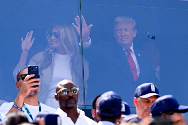 Трампа освистали во время церемонии награждения. Он не уходил с командного фото Испании