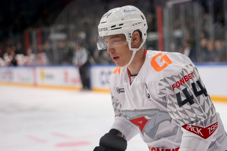 Топ-10 событий КХЛ: тройная симуляция Семёнова, погоня Шарипзянова за Ли, возвращение Жамнова