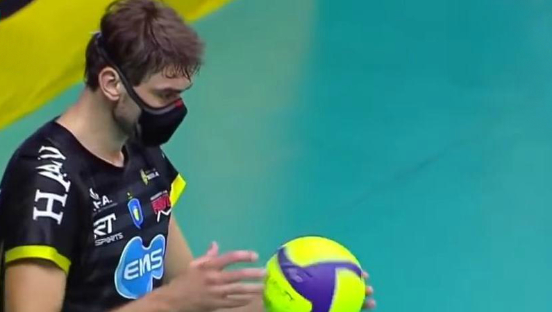 Бразилец Лукас - единственный волейболист, который играет в маске против ко...