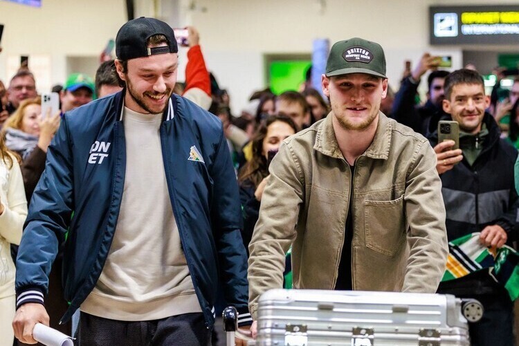 «С Ремпалом мы пройдём первый раунд плей-офф». Как сотни болельщиков ночью встретили звезду «Салавата Юлаева»