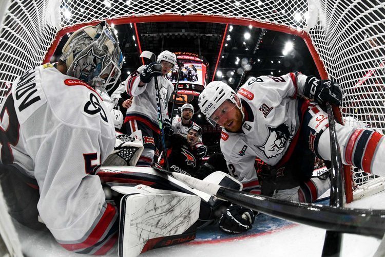 «Нефтехимик» проиграл «Авангарду», но был очень хорош. «Волки» даже перебросали соперника