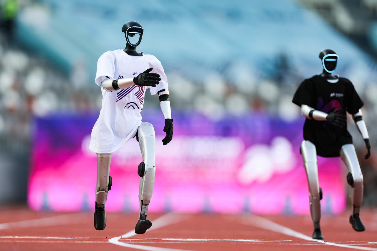 Губерниев обнимался с Леоновым, «Матушка» Куртуковой, забег роботов: Королева спорта в Казани