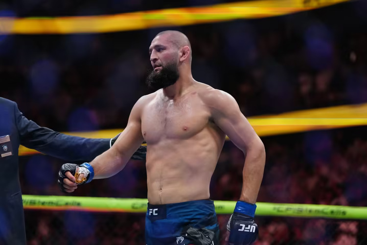 Хамзат Чимаев проиграл первый бой в UFC и лишился чемпионского пояса