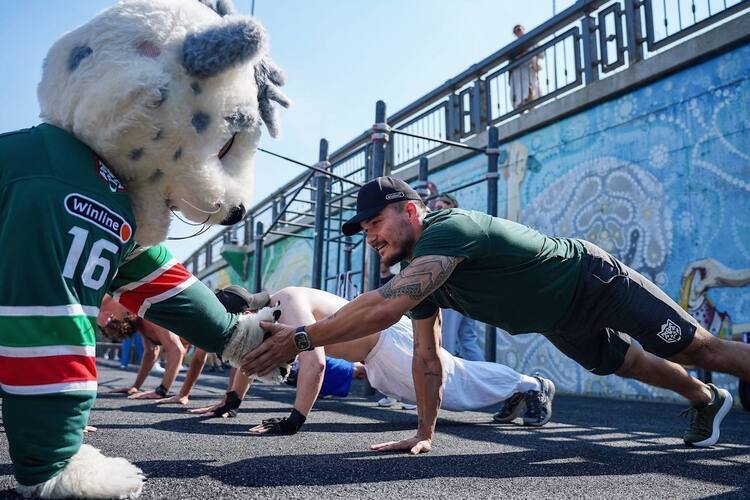 «Как не заплыть жиром за лето? Меньше пить пиво». Как «Ак Барс» на турнички сходил