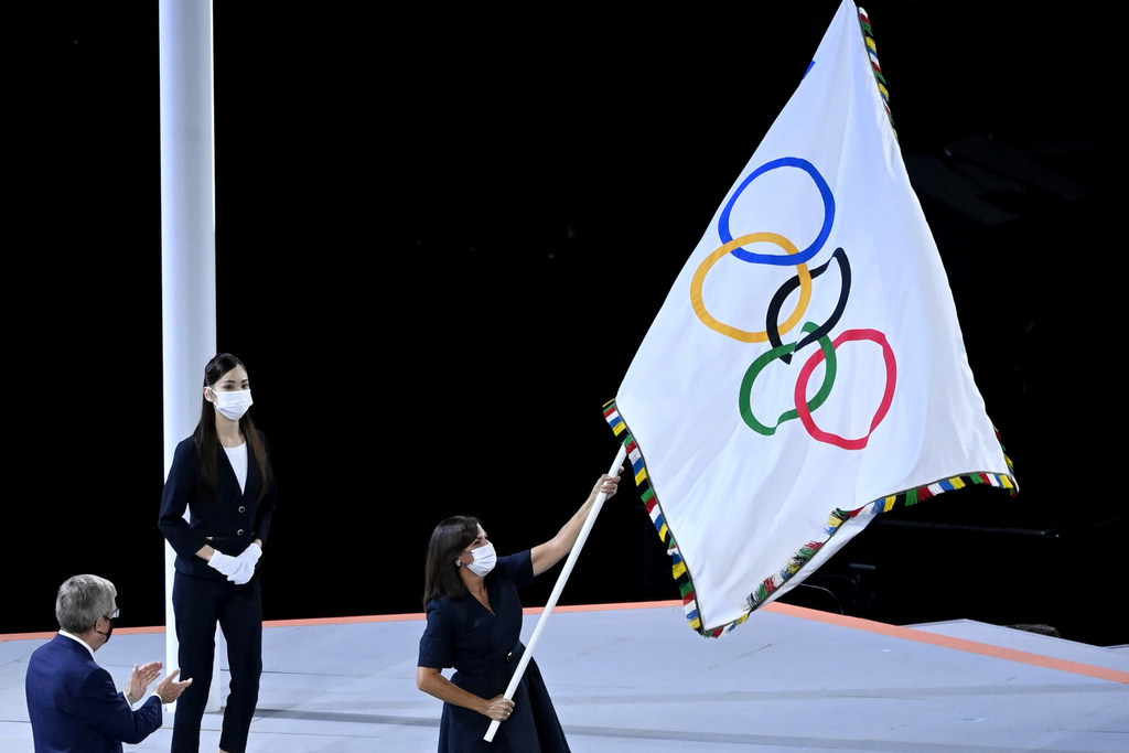 Флаг на церемонии. Олимпийский флаг Парижа. Олимпийские игры в Париже флаг.