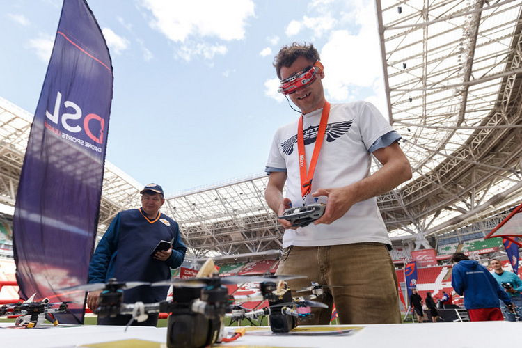 Гонка дронов в Казани: скорости 200 км/ч, эпичные столкновения и соревнования на фоне ограничений