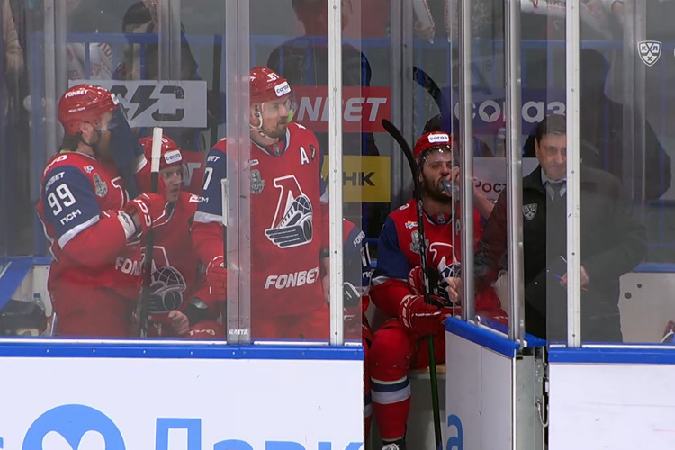 Радулов накричал на вратаря и спровоцировал массовую потасовку. Судьи удалили 10 игроков