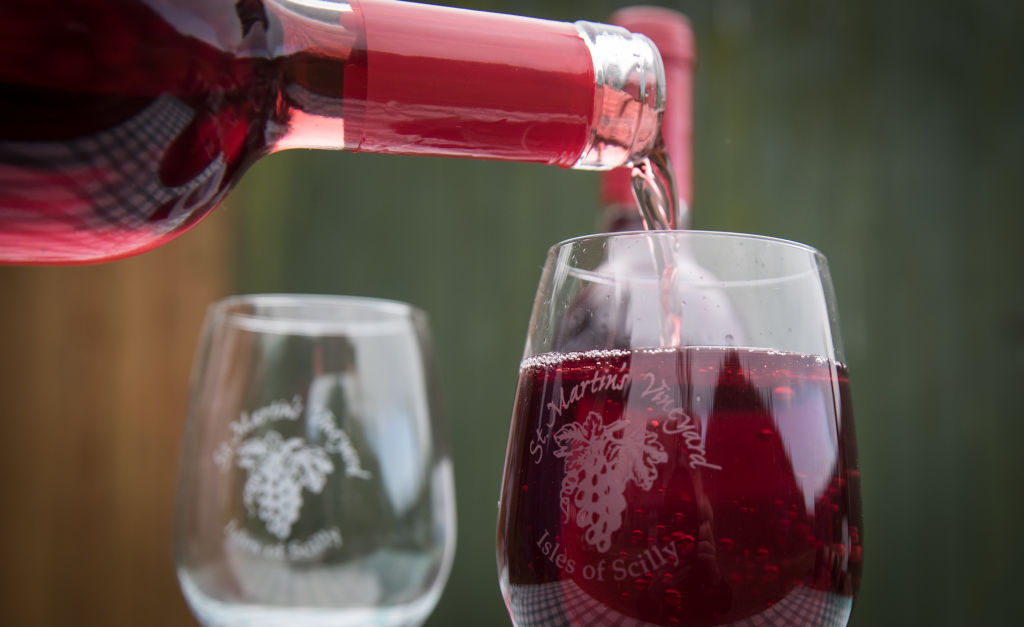 Как красное вино влияет на давление. Красное вино. Вино для здоровья. Вино польза для здоровья. Вино и шоколад фото.