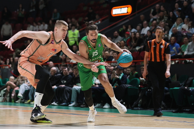 УНИКС проиграл «Уралмашу» без Кулагина и Пьера. Брюер получил травму по ходу игры