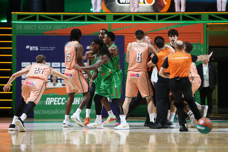 Игрока УНИКСа удалили за потасовку, в которой он не участвовал. Как так?