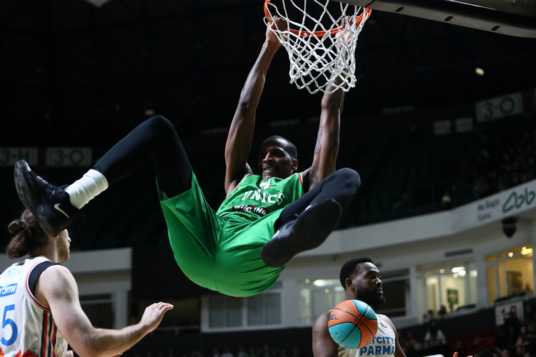 «Нам слишком хорошо платят, чтобы мы уставали». УНИКС стартовал с разгрома «Пармы»