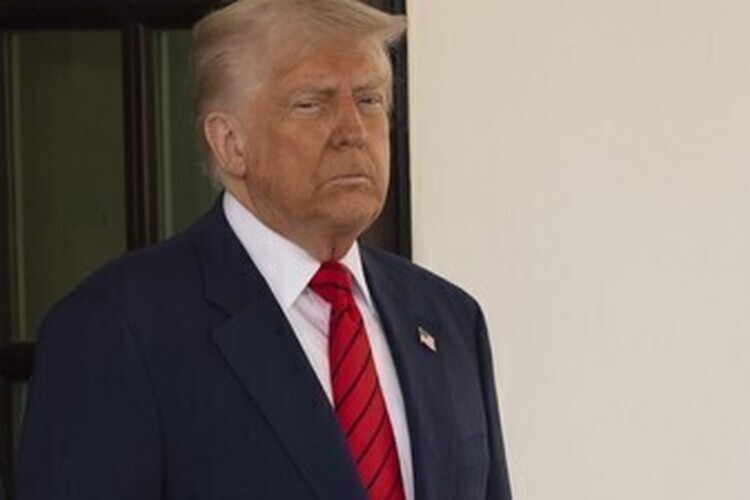 Трамп с помощью ИИ создал видео, где играет в хоккей против Канады 