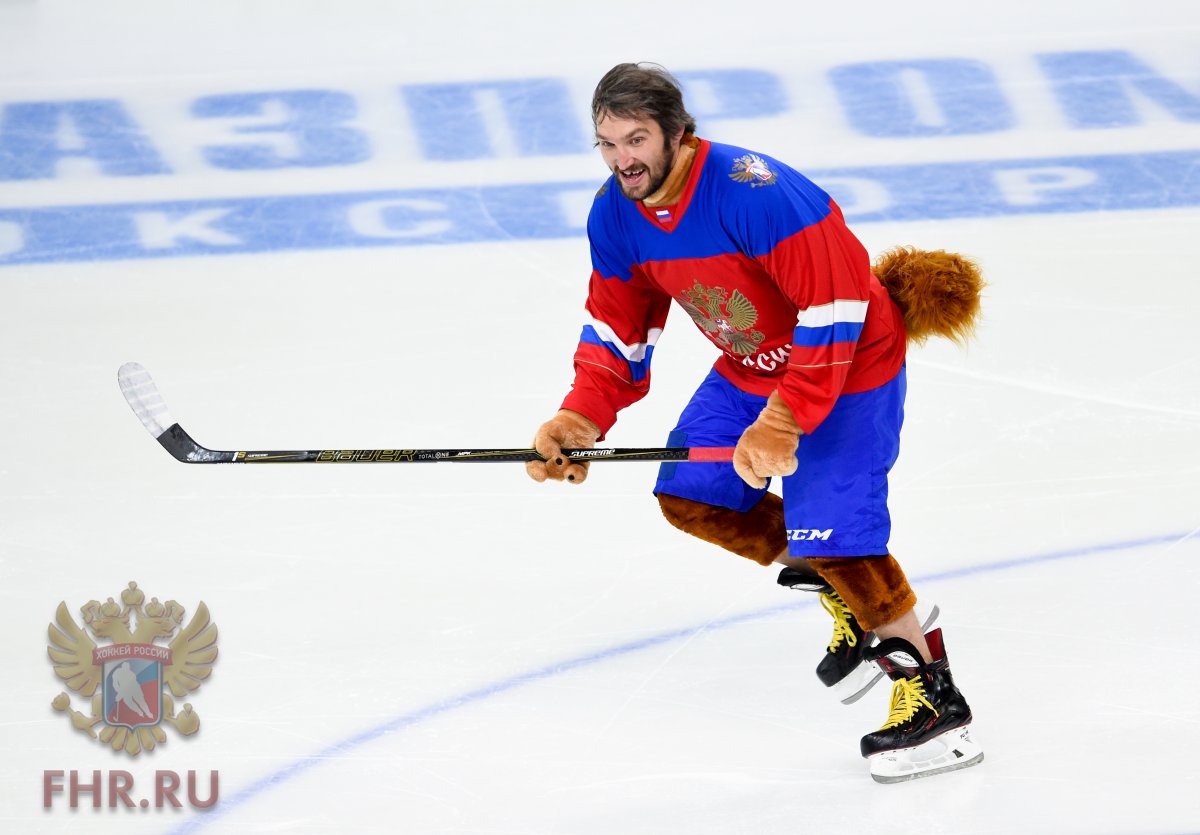 Сов спорт ру. Марк Гандлер. Хоккеисты и вот их. Овечкина шкура. У Овечкин шапке берут интервью в.