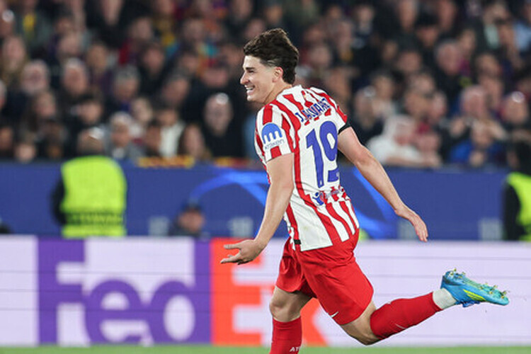 «Барселона» дома проиграла «Атлетико», Кварацхелия помог ПСЖ обыграть «Ливерпуль»