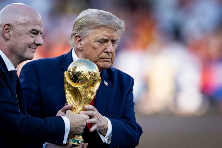 Трамп на финале ЧМ: влез в кадр к чемпионам, был освистан, Ямаль едва пожал ему руку