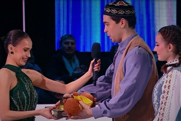 Акатьева выступила на «Ледниковом периоде» под «Туган як» и подарила чак-чак Загитовой