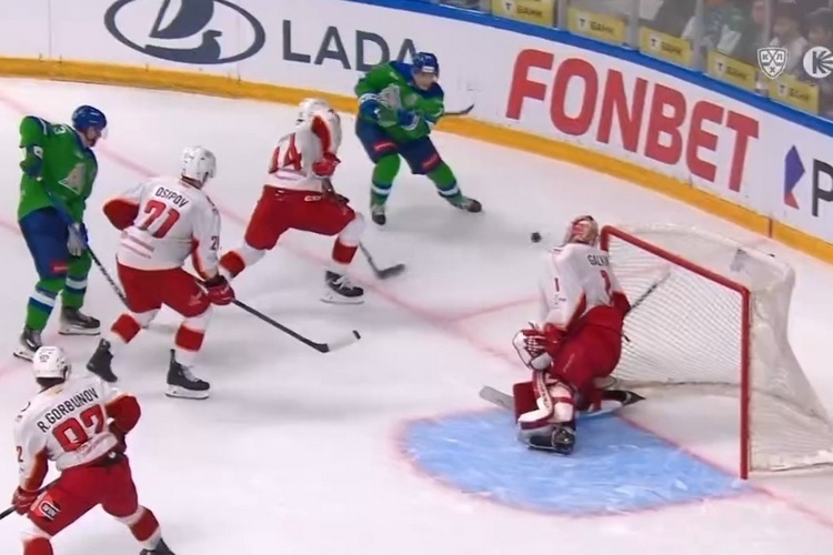 Посмотрите на чудо-гол Кузнецова (но не Евгения) из «Салавата». Как шайба вообще залетела?