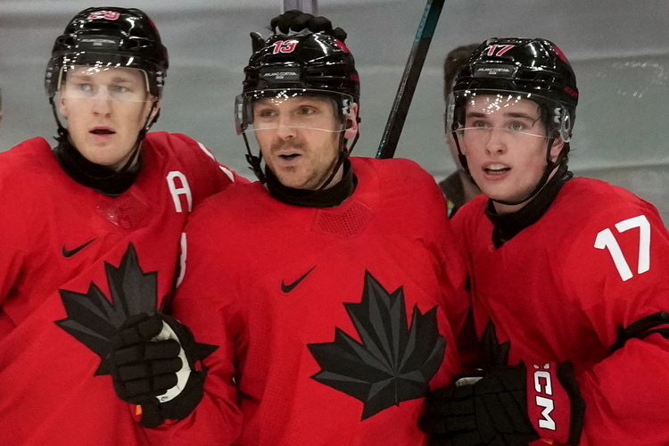 Помогли судьи? Канада со скандалом проползла в финал Олимпиады