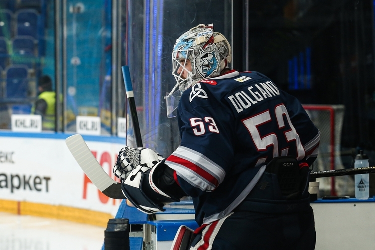 Играл в ВХЛ до 25 лет, а сейчас делает сумасшедшие сэйвы. Что за топ-вратарь выступает в «Нефтехимике»?