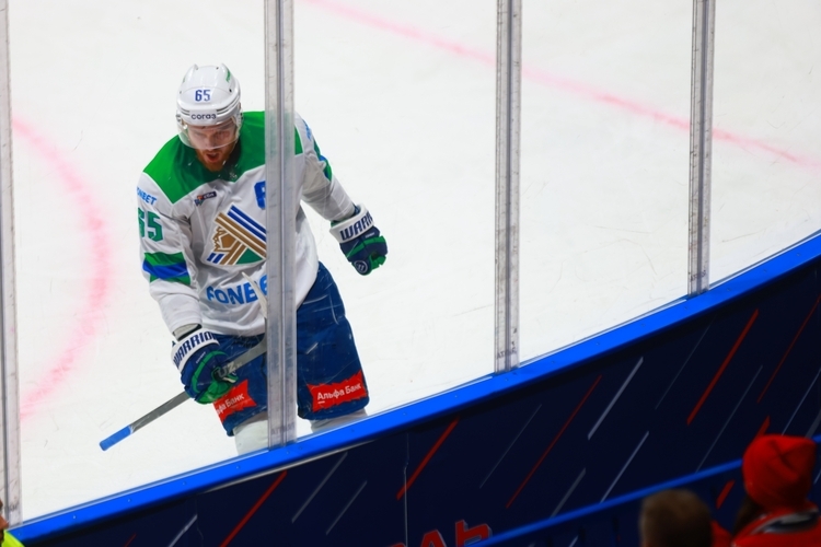 Ремпал молчит, Панин ушёл в крови, мёд достался «Локомотиву». «Салават Юлаев» дал бой чемпиону