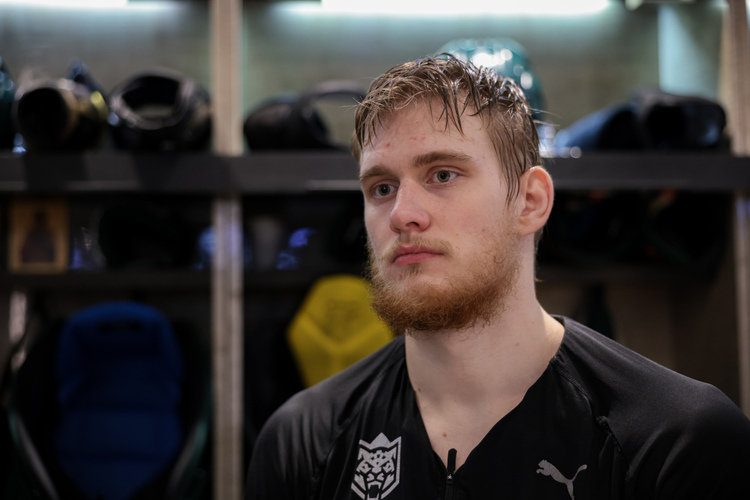 «Вся квартира была в крови». Сафонов рассказал, как его кот прыгнул на рыбацкие снасти 